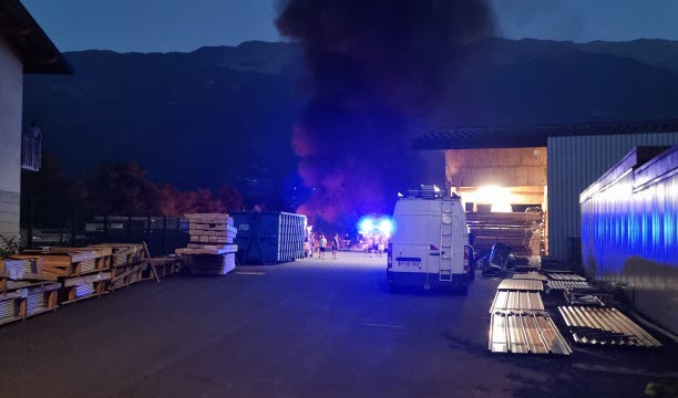 Pour les pompiers, l'objectif est de limiter la propagation du feu. Photo Le DL