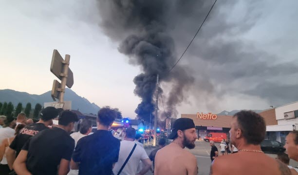 Une foule importante se masse à proximité du feu dans la zone industrielle Ferdinand Martin. Photo Le DL