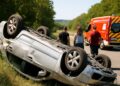 Ardèche : Une voiture se renverse après une sortie de route, deux blessés, un grave.