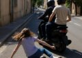 Avignon : Deux personnes à scooter heurtent une adolescente de 15 ans et s'enfuient.