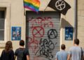 Avignon : Vandalisme au centre LGBT du Vaucluse avec drapeaux et stickers extrêmes.