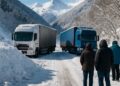 Neige dans les Hautes-Alpes : camions bloqués et routes inaccessibles.