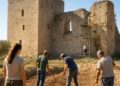 Vaucluse : des volontaires restaurent le château de Thouzon et le revitalisent.