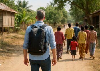 Haute-Savoie. Après sept ans, il retourne au Cambodge pour revoir les familles photographiées.