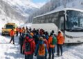 Hautes-Alpes : 25 touristes secourus la nuit après une panne de bus enneigé.
