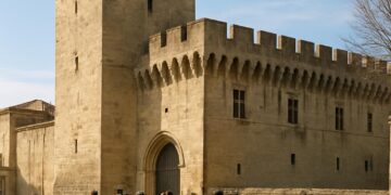 Carpentras : un tribunal fortifié pour des procès en temps de conflit.