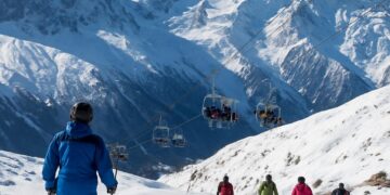 Mont-Blanc : Stations de ski prolongeant la saison hivernale.