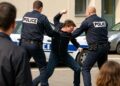 Chambéry : Un individu attaque brutalement deux policiers en garde à vue.