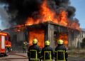 Carpentras : un incendie ravage un entrepôt de 350 m² dans le Vaucluse.