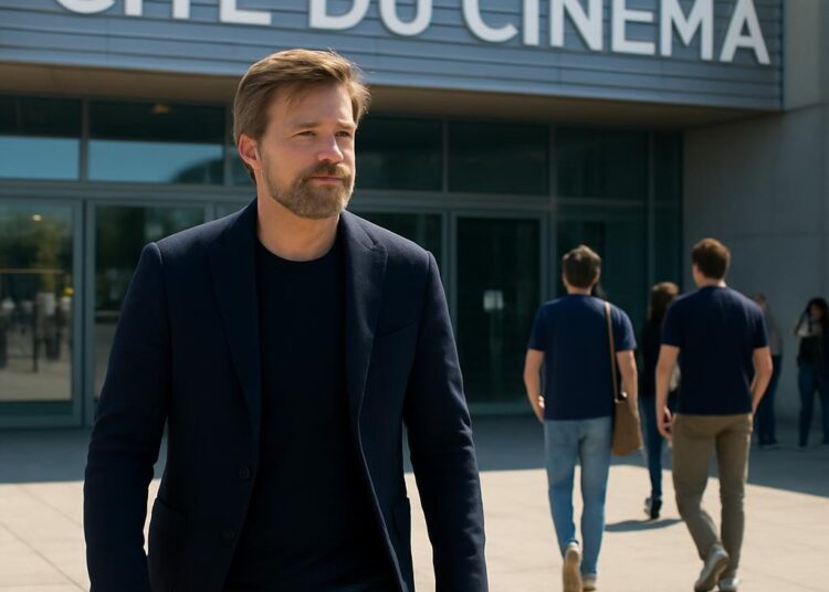 Jaime Lannister de Game of Thrones en visite à la Cité du cinéma à Annecy.